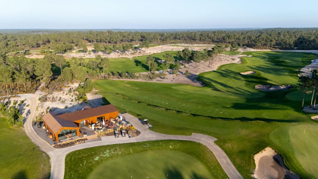 Aerial shot of a golf course with clubhouse in Setúbal, Portugal, surrounded by lush greenery. – foto door Vivek Tedla via Pexels