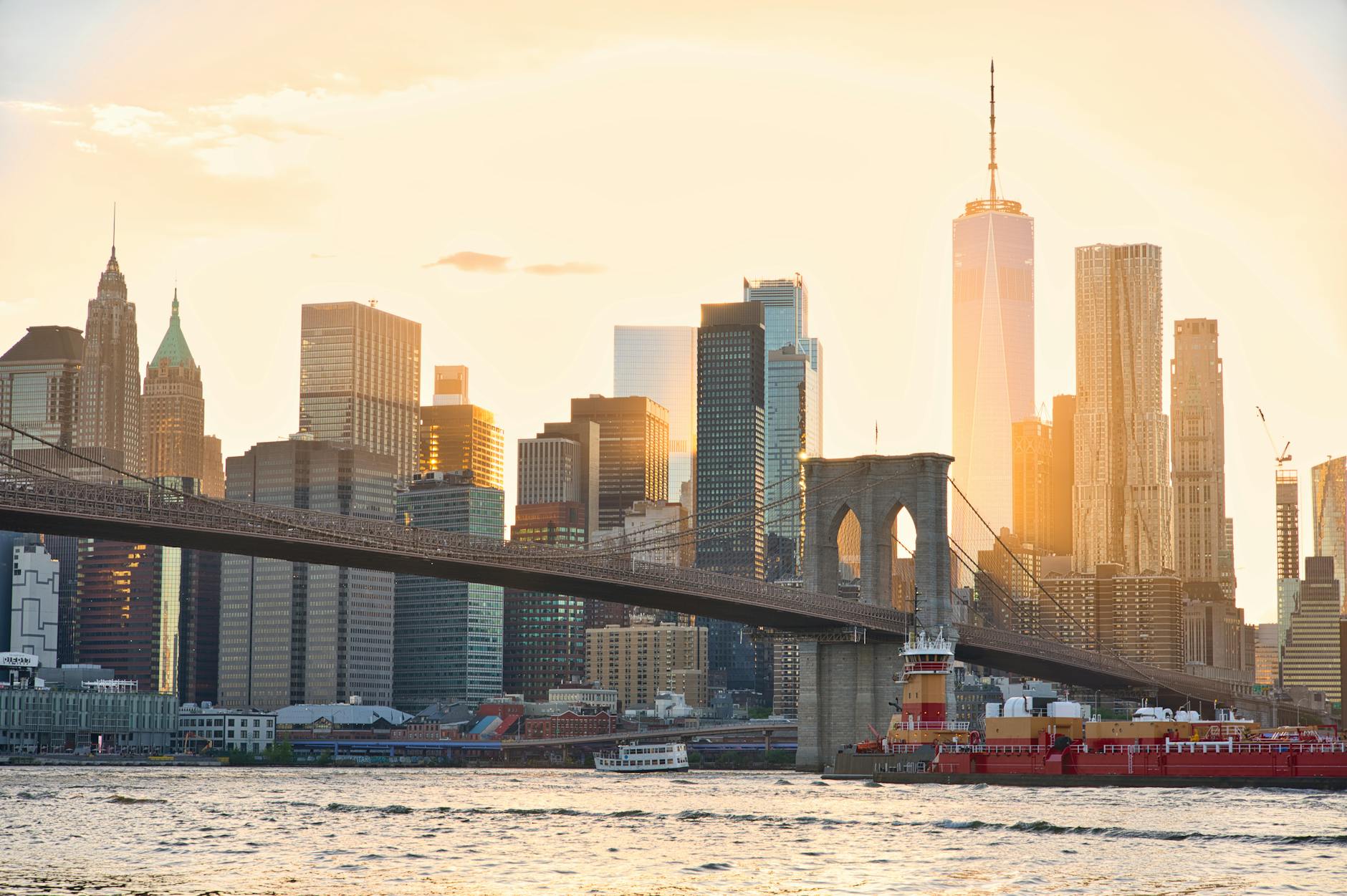 A stunning view of the Brooklyn Bridge and New York City's skyline at sunset. – foto door Federico Abis via Pexels