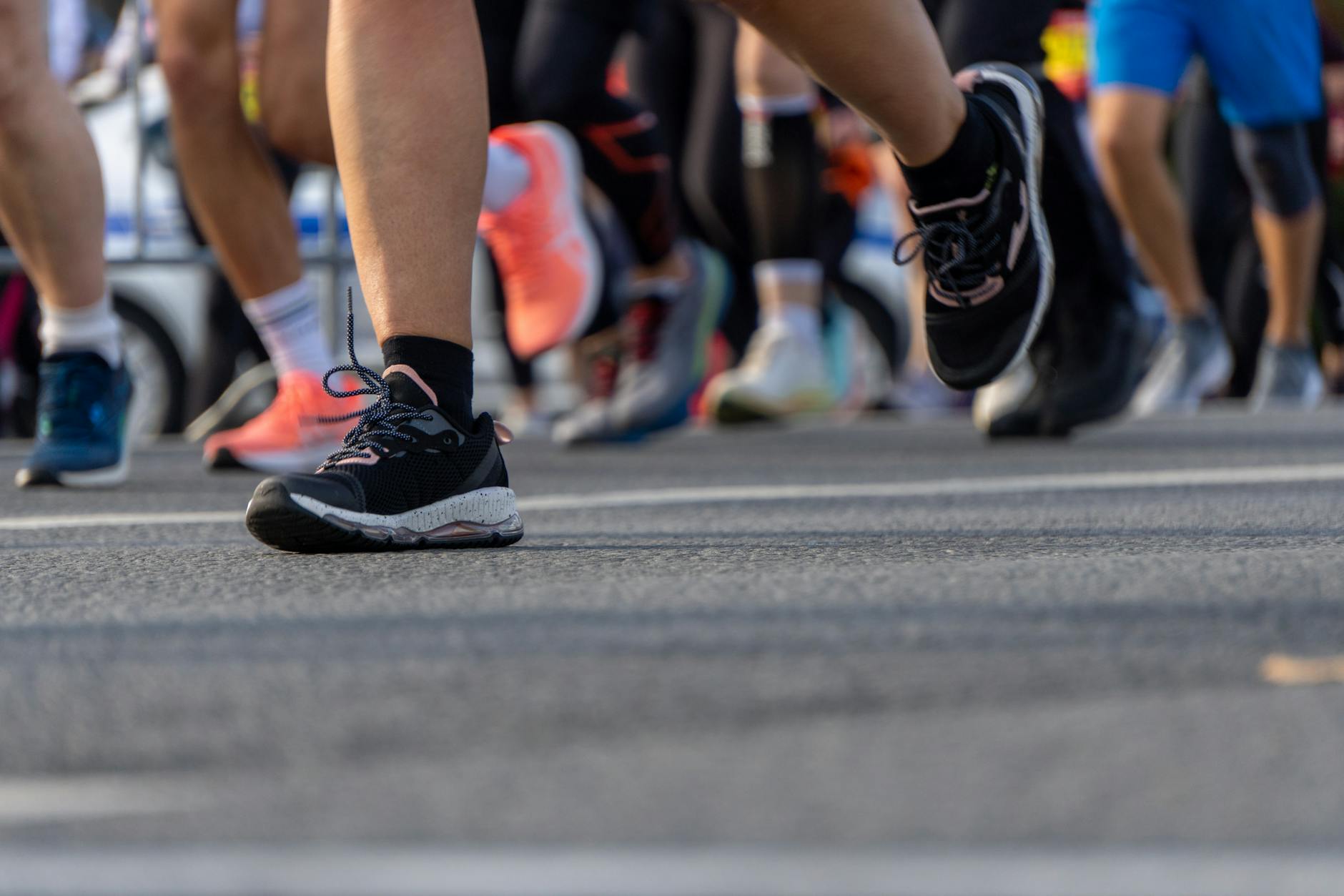 Dynamic shot capturing feet in a marathon, showcasing motion and determination. – foto door Andrew Durkin via Pexels